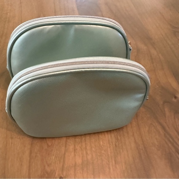 La Mer Handbags - La Mer cosmetic cases x 2